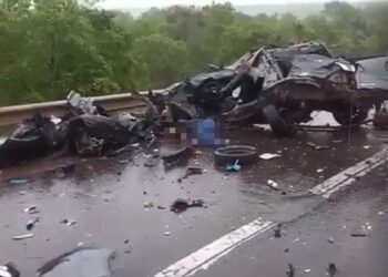 BR-163 vira cenário de destruição após carro bater de frente com carreta