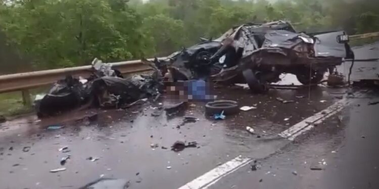 BR-163 vira cenário de destruição após carro bater de frente com carreta