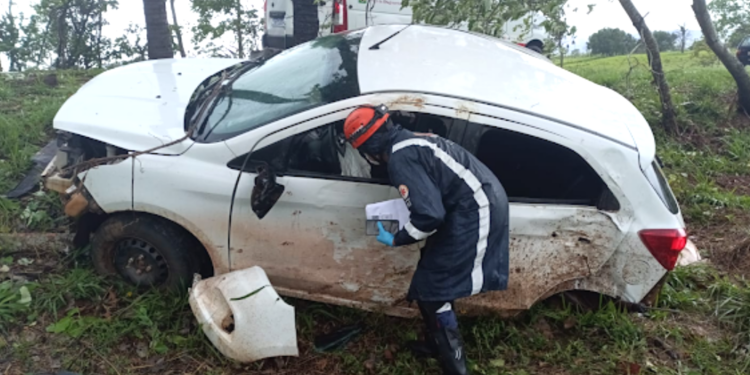 Mulher fica ferida após carro aquaplanar e atingir árvore na MS-040