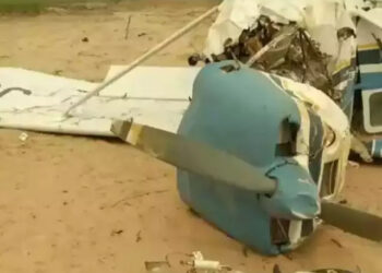 Avião com quatro pessoas bate em banco de areia e capota no Pantanal de Corumbá