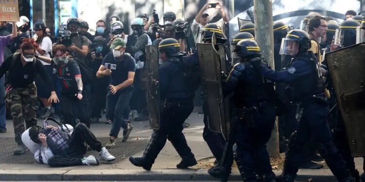 Adolescentes franceses fazem mais um dia de protestos sobre escolas