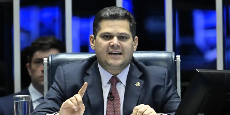 Alcolumbre anuncia sessões para discutir e votar fim da escala 6x1