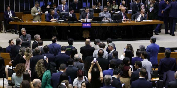 Alcolumbre marca votação da PEC pelo fim da 6x1 para quarta-feira