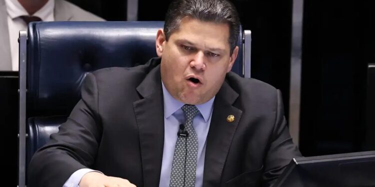 Alcolumbre vai promulgar fim da escala 6x1 nesta sexta