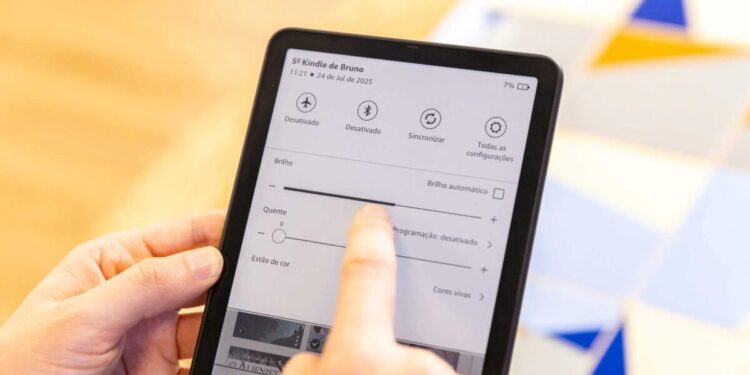 Amazon faz queima de Kindle com tela colorida e dá R$ 480 de desconto; parcela em 10x