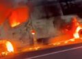 Ambulância pega fogo e Corpo de Bombeiros tenta conter chamas na BR-262