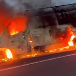 Ambulância pega fogo e Corpo de Bombeiros tenta conter chamas na BR-262