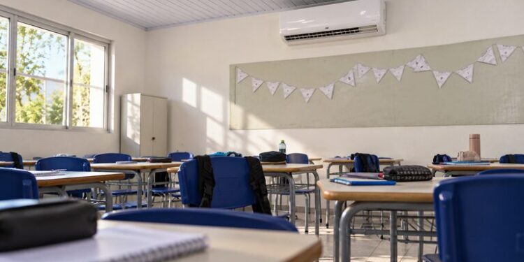 Aparelhos de ar-condicionado das escolas viram alvo de questionamentos na Câmara