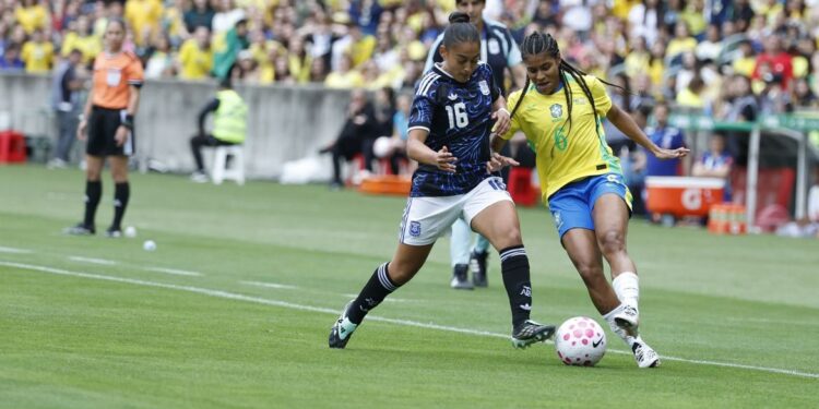 Após cortes, seleção feminina chega a Recife para encarar Argentina