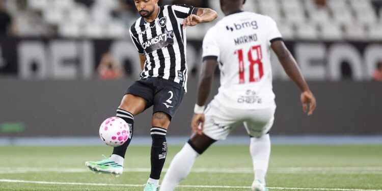 Arthur Chaves e Vitinho, do Botafogo, são encaminhados a hospital; Bruno Duarte, do Vasco, fará raio-x