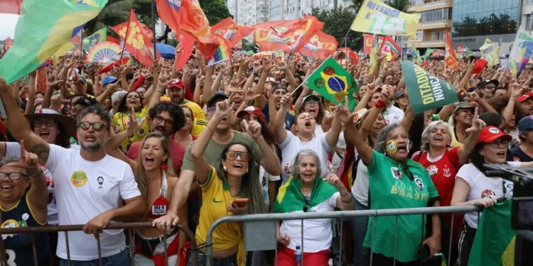 Ato em apoio à democracia e a Lula reúne milhares no Rio e Brasília