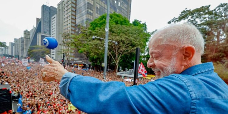 Ato pela reeleição de Lula leva milhares à Avenida Paulista