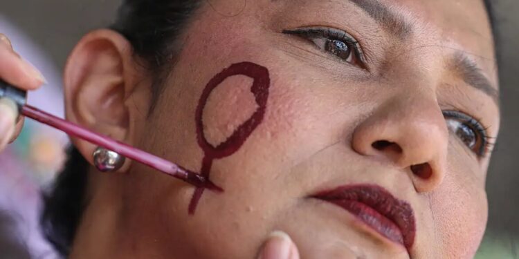 Aumentam agressões políticas em mês de luta contra violência à mulher