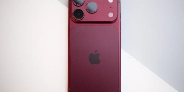 Bateria do novo iPhone dura bem mais que de Galaxy; assista ao teste