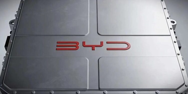BYD estuda bateria imersa em líquido para evitar superaquecimento