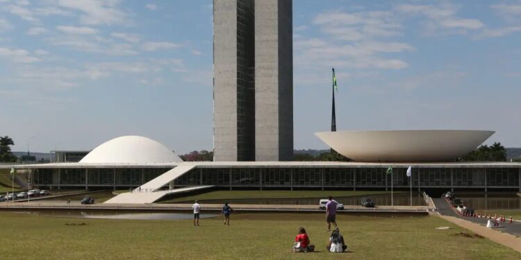 Calendário especial pode acelerar votação da PEC do fim da escala 6x1