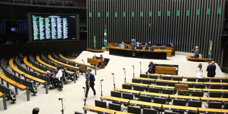 Câmara aprova MP que torna obrigatória a aprovação em exame para exercer a medicina; acompanhe
