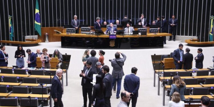 Câmara aprova regime de urgência para oito projetos de lei