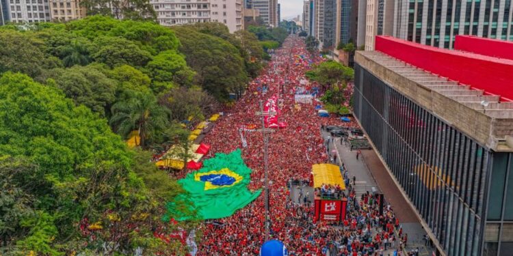 Campanha de Lula aciona TSE após post falso sobre comício na Paulista
