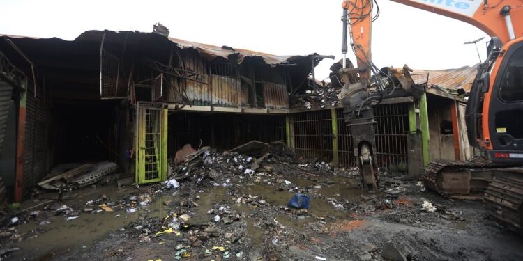Ceagesp constrói estrutura provisória para atingidos por incêndio