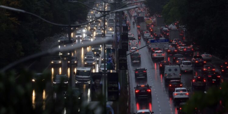 Chuva alaga ruas do centro e deixa um morto na zona norte de São Paulo