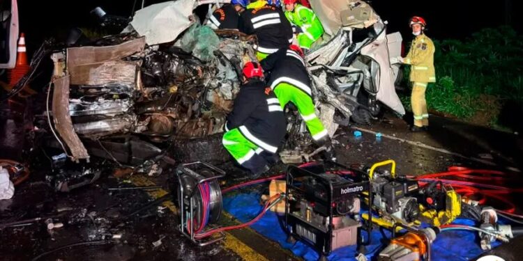 Colisão frontal entre ônibus e caminhonete RAM deixa motoristas presos nas ferragens na BR-376