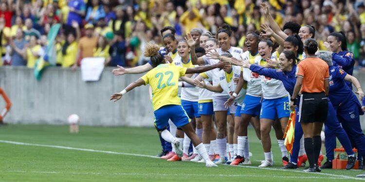 Com 1º tempo de luxo, seleção feminina vence Argentina em mais um teste para a Copa