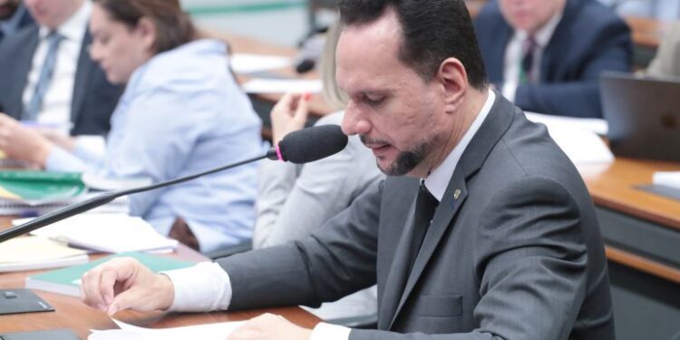 Comissão aprova incentivo fiscal para empresas que contratarem pessoas desempregadas há mais de 12 meses