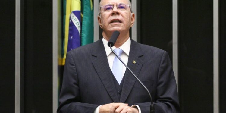 Comissão aprova piso salarial de R$ 6,5 mil para farmacêuticos