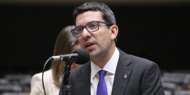 Comissão aprova projeto que proíbe penas e plumas de animais em fantasias