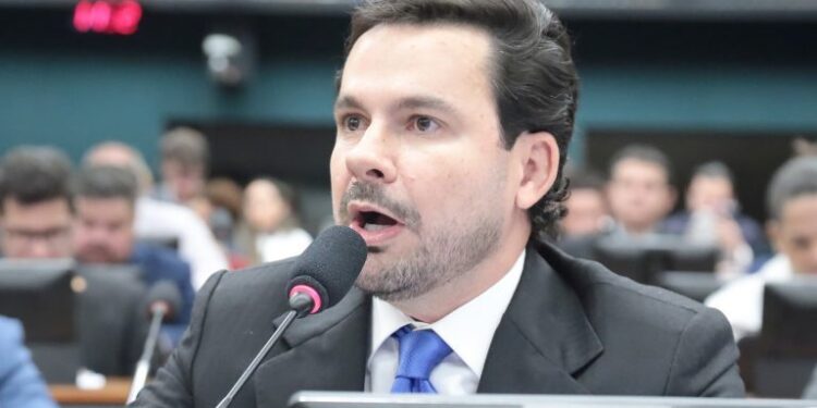 Comissão de Constituição e Justiça aprova fim de taxa de fiscalização sobre telefones celulares
