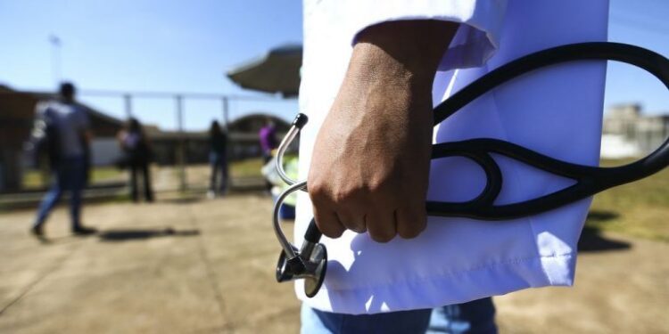 Comissão mista cancela votação de parecer sobre obrigatoriedade de exame para exercício da medicina