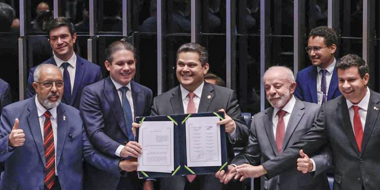Congresso promulga emenda do fim da 6x1; escala 5x2 começa em 60 dias