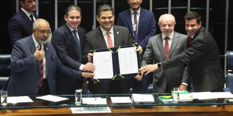 Congresso promulga emenda que acaba com escala 6x1 e estabelece jornada máxima de 40 horas semanais