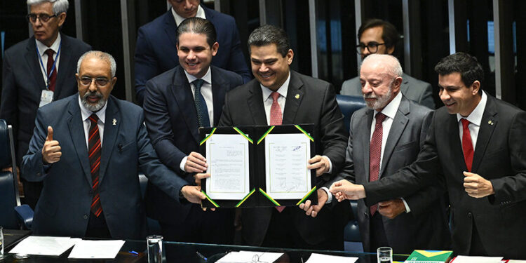Congresso promulga o fim da escala 6x1 e aposentadoria de agentes de saúde