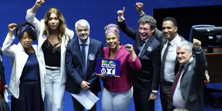 CUT elogia fim da “massacrante” 6x1; CNI quer revisar PEC aprovada