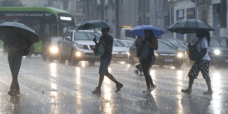 Defesa Civil alerta para chuvas fortes no estado de São Paulo