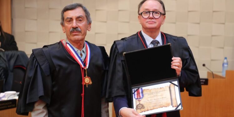 Desembargador Lúcio da Silveira é homenageado pelo Tribunal Pleno em sua última sessão