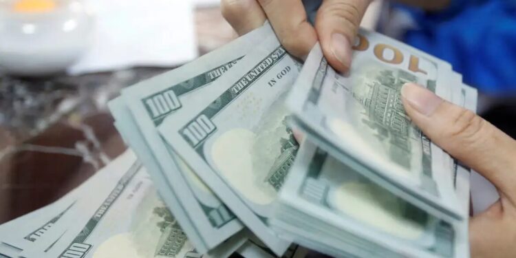 Dólar sobe 0,74% e volta a fechar acima de R$ 5