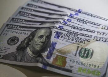 Dólar volta a R$ 5 com ambiente externo e ajuste pós-eleitoral