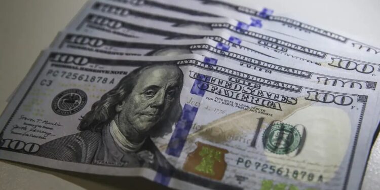 Dólar volta a R$ 5 com ambiente externo e ajuste pós-eleitoral