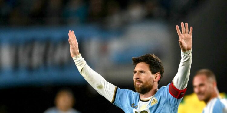 Dono de festa completa no Monumental, Messi encerra história na seleção argentina com gol e coberto de reverências