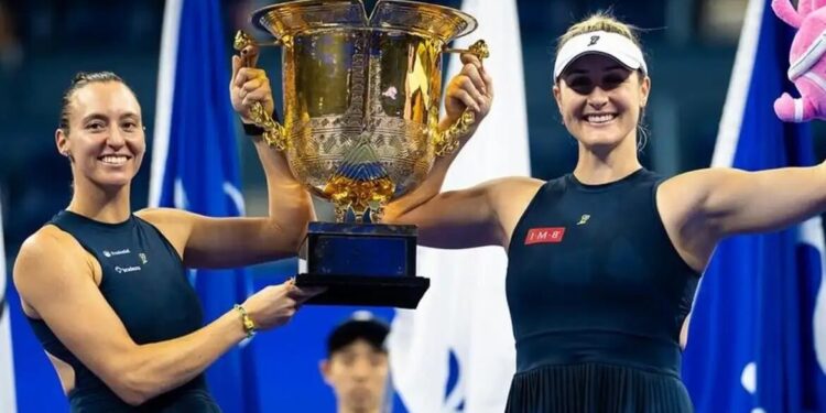 Dupla de Stefani fatura WTA 1000 de Pequim, o 5º título na temporada