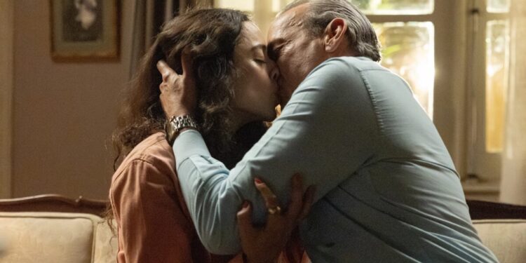 Em ‘Quem ama cuida’, Ulisses abre o coração para Lyris e parte para o beijo