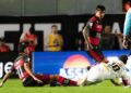 Em reta final de jogo catastrófica, Flamengo tem Jorginho expulso e cede empate de dois gols ao Santos
