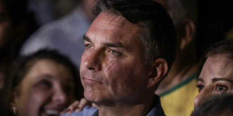 Em sabatina, Flávio não explica propostas e faz acusações sem provas