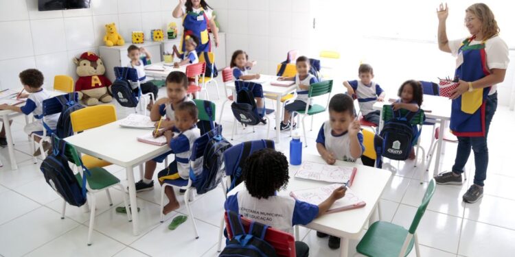 Escolha de livros didáticos para educação infantil começa nesta terça