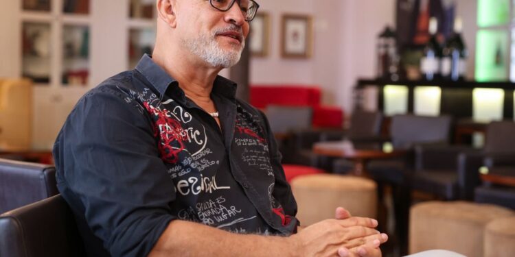 Escritor Joaquim Arena preenche vazios de Europa negra invisibilizada