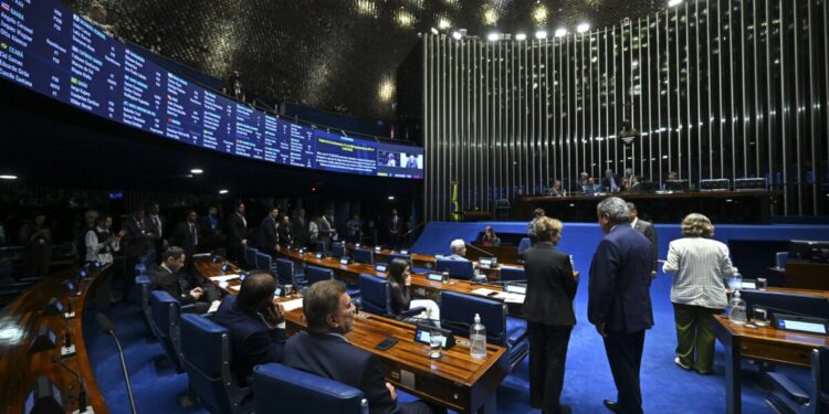 Fim da escala 6x1 e regime flexível: entenda propostas sobre jornada de trabalho defendidas por Lula e Flávio