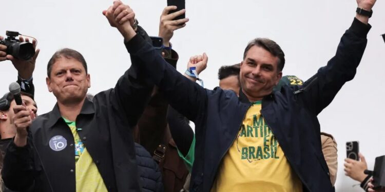 Flávio Bolsonaro: Estou esperançoso com retaguarda de lideranças comigo como Tarcísio